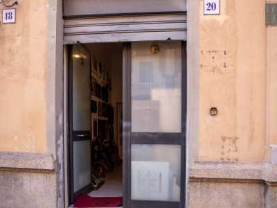 ...ci troviamo davanti a un locale al piano terra...
